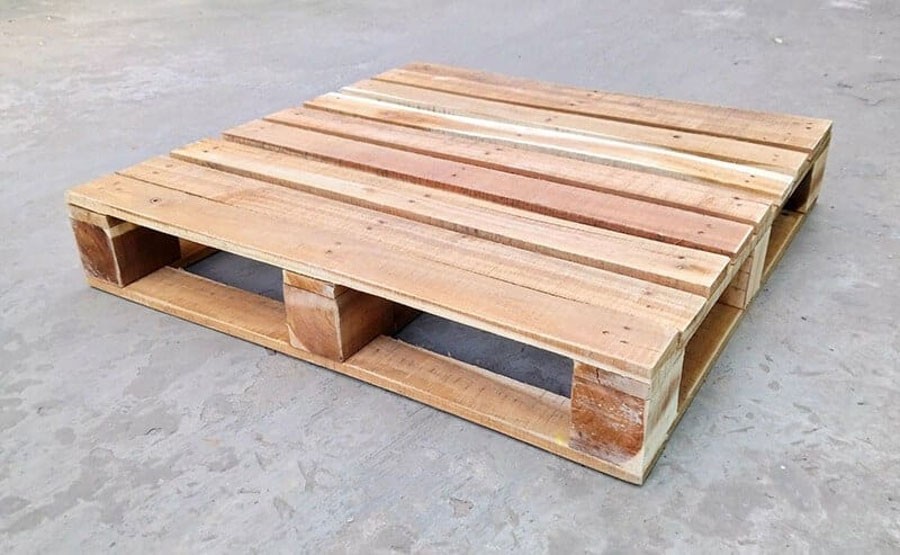 Pallet gỗ có kết cấu gồm các thanh gỗ chắc chắn, được sử dụng trong xuất khẩu hàng hóa