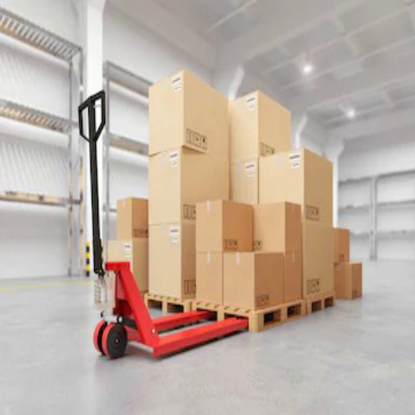Xe âng kéo pallet gỗ và hàng hóa