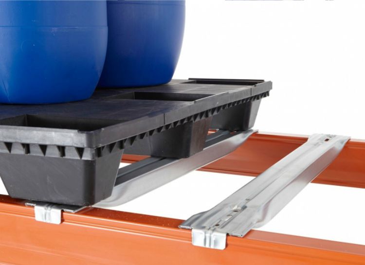 Chân pallet nhựa trên kệ rack